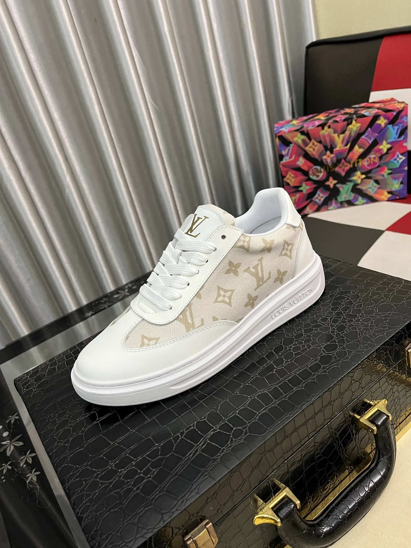 Men's shoes 💰540⌚️⌚️ Louis vuitton/LV Louis Vuitton 》Original quality.~ Unique modern style sneakers. 🏃A must-have casual shoe for trendy men😍😍 Original brand imported from Italy, imported original leather, sheep lining (refuses to discolor and grind feet) Sole: Original sole provided by the original factory, French lazy style design ⚠️Fit to the feet, original quality, super comfortable original sole. Code number: 38-445️⃣Colors available